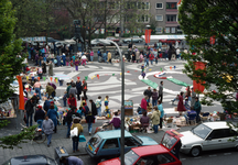 849810 Afbeelding van de vrijmarkt op het Herderplein te Utrecht, tijdens Koninginnedag.